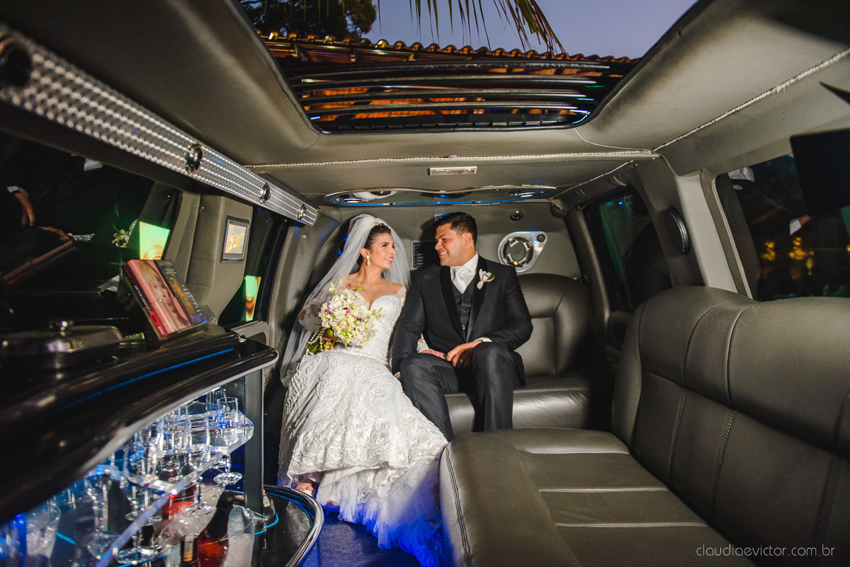 Lindo casamento ao ar livre na chacara flora em serra feito por fotógrafos de casamento de vila velha fotógrafos de casamento de vitória espirito santo es com noivo noiva buquê e vestido de noiva carmelita e por do sol com ensaio pos wedding em pedra azul