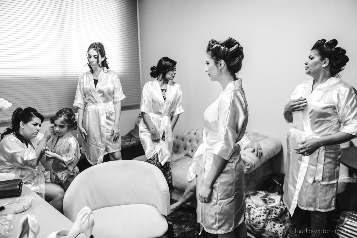 Lindo casamento ao ar livre na chacara flora em serra feito por fotógrafos de casamento de vila velha fotógrafos de casamento de vitória espirito santo es com noivo noiva buquê e vestido de noiva carmelita e por do sol com ensaio pos wedding em pedra azul