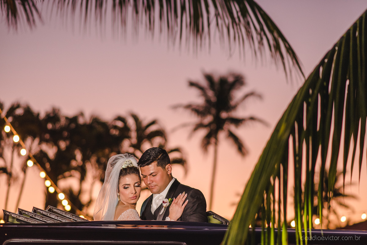 Lindo casamento ao ar livre na chacara flora em serra feito por fotógrafos de casamento de vila velha fotógrafos de casamento de vitória espirito santo es com noivo noiva buquê e vestido de noiva carmelita e por do sol com ensaio pos wedding em pedra azul
