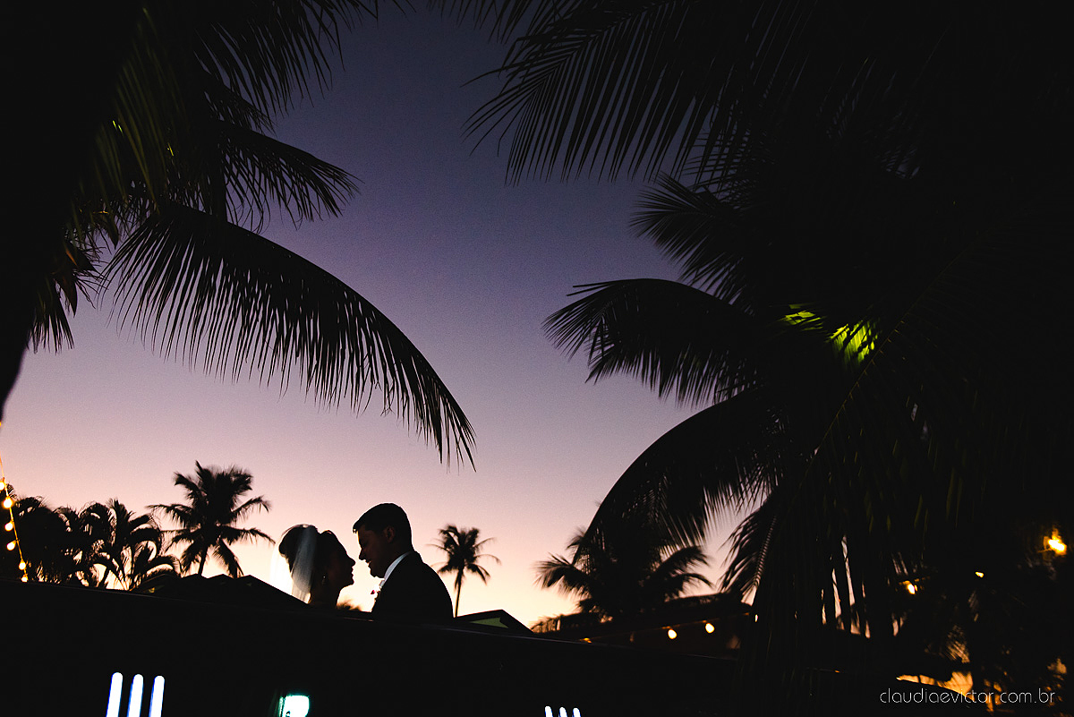 Lindo casamento ao ar livre na chacara flora em serra feito por fotógrafos de casamento de vila velha fotógrafos de casamento de vitória espirito santo es com noivo noiva buquê e vestido de noiva carmelita e por do sol com ensaio pos wedding em pedra azul