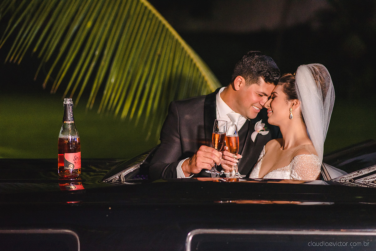 Lindo casamento ao ar livre na chacara flora em serra feito por fotógrafos de casamento de vila velha fotógrafos de casamento de vitória espirito santo es com noivo noiva buquê e vestido de noiva carmelita e por do sol com ensaio pos wedding em pedra azul