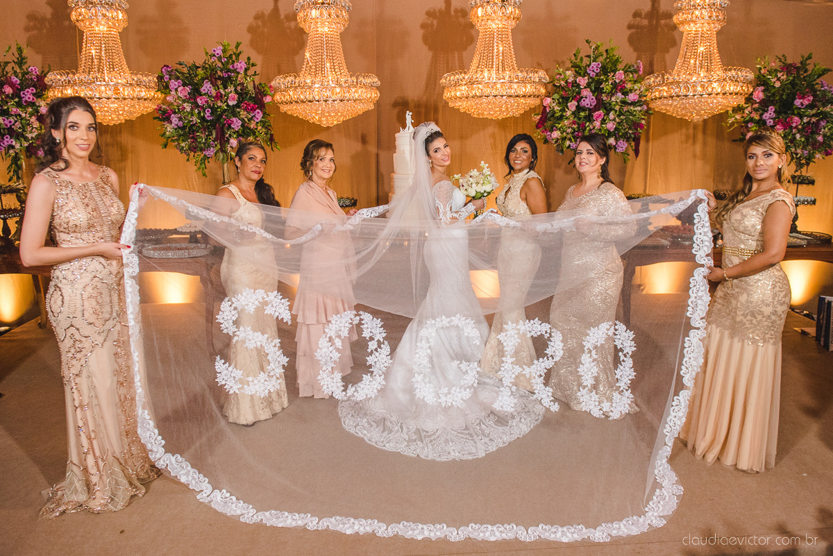 Lindo casamento ao ar livre na chacara flora em serra feito por fotógrafos de casamento de vila velha fotógrafos de casamento de vitória espirito santo es com noivo noiva buquê e vestido de noiva carmelita e por do sol com ensaio pos wedding em pedra azul