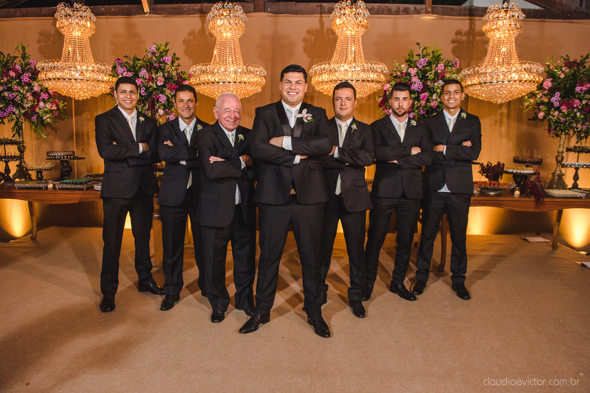 Lindo casamento ao ar livre na chacara flora em serra feito por fotógrafos de casamento de vila velha fotógrafos de casamento de vitória espirito santo es com noivo noiva buquê e vestido de noiva carmelita e por do sol com ensaio pos wedding em pedra azul