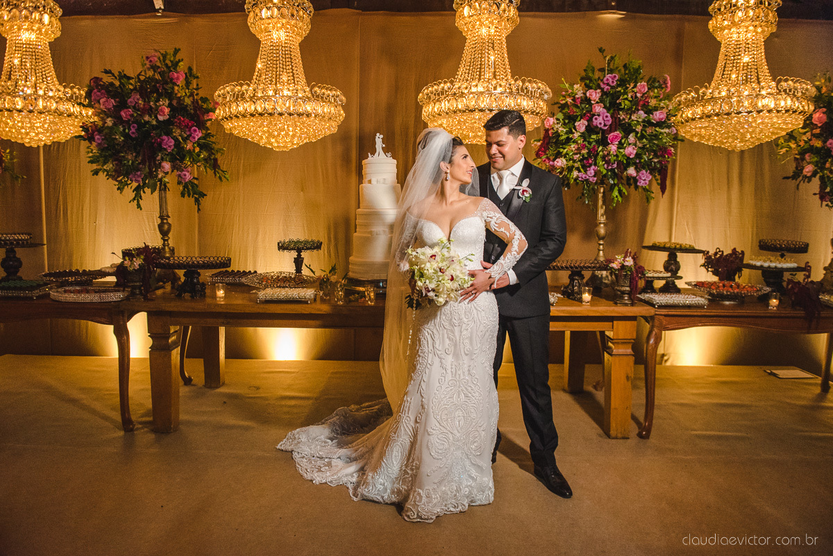 Lindo casamento ao ar livre na chacara flora em serra feito por fotógrafos de casamento de vila velha fotógrafos de casamento de vitória espirito santo es com noivo noiva buquê e vestido de noiva carmelita e por do sol com ensaio pos wedding em pedra azul
