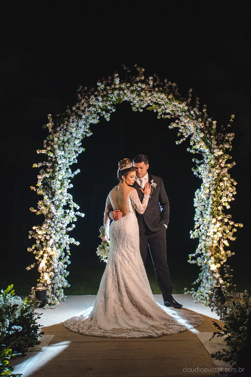 Lindo casamento ao ar livre na chacara flora em serra feito por fotógrafos de casamento de vila velha fotógrafos de casamento de vitória espirito santo es com noivo noiva buquê e vestido de noiva carmelita e por do sol com ensaio pos wedding em pedra azul