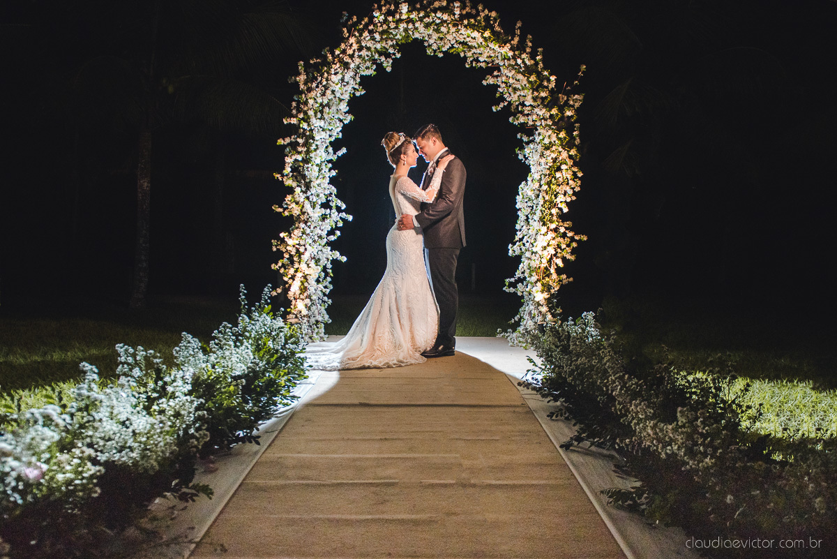 Lindo casamento ao ar livre na chacara flora em serra feito por fotógrafos de casamento de vila velha fotógrafos de casamento de vitória espirito santo es com noivo noiva buquê e vestido de noiva carmelita e por do sol com ensaio pos wedding em pedra azul