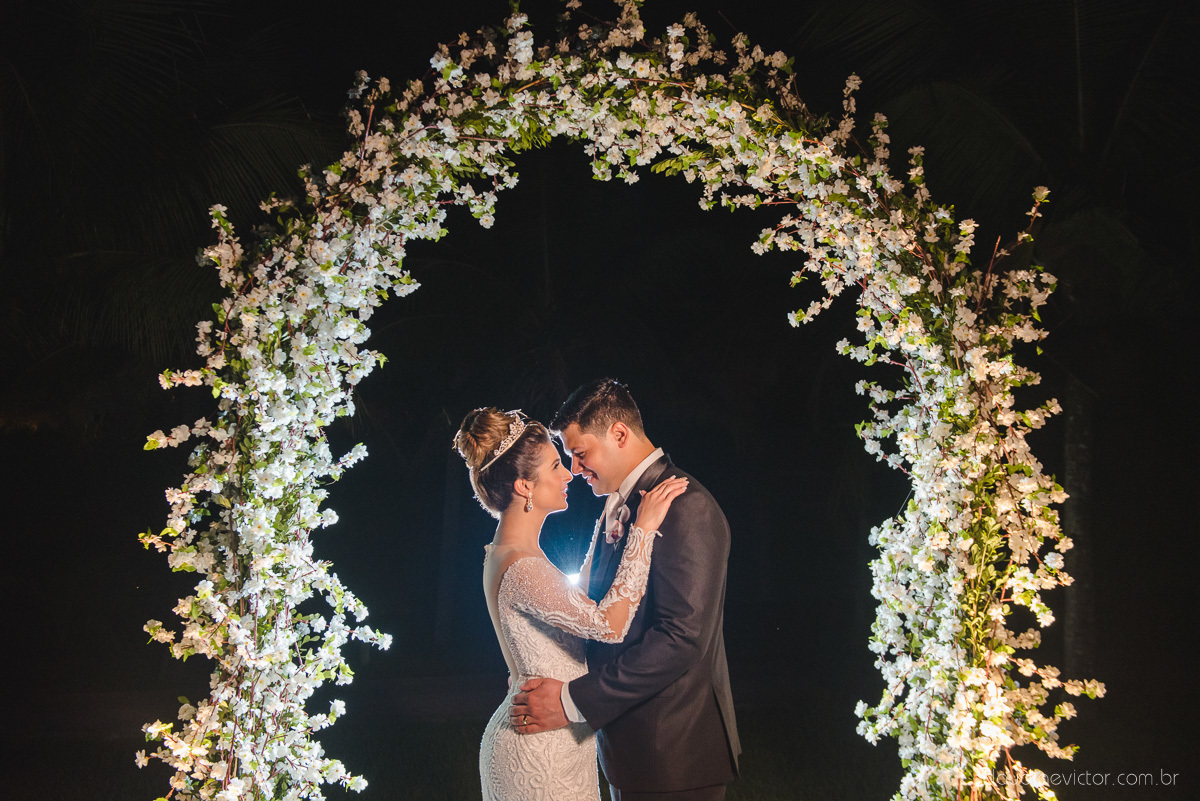 Lindo casamento ao ar livre na chacara flora em serra feito por fotógrafos de casamento de vila velha fotógrafos de casamento de vitória espirito santo es com noivo noiva buquê e vestido de noiva carmelita e por do sol com ensaio pos wedding em pedra azul