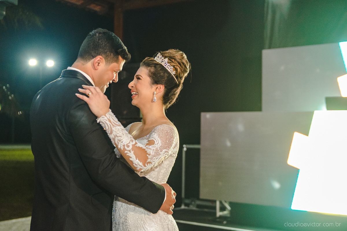 Lindo casamento ao ar livre na chacara flora em serra feito por fotógrafos de casamento de vila velha fotógrafos de casamento de vitória espirito santo es com noivo noiva buquê e vestido de noiva carmelita e por do sol com ensaio pos wedding em pedra azul