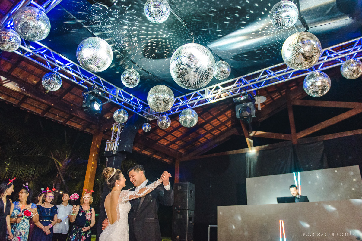 Lindo casamento ao ar livre na chacara flora em serra feito por fotógrafos de casamento de vila velha fotógrafos de casamento de vitória espirito santo es com noivo noiva buquê e vestido de noiva carmelita e por do sol com ensaio pos wedding em pedra azul