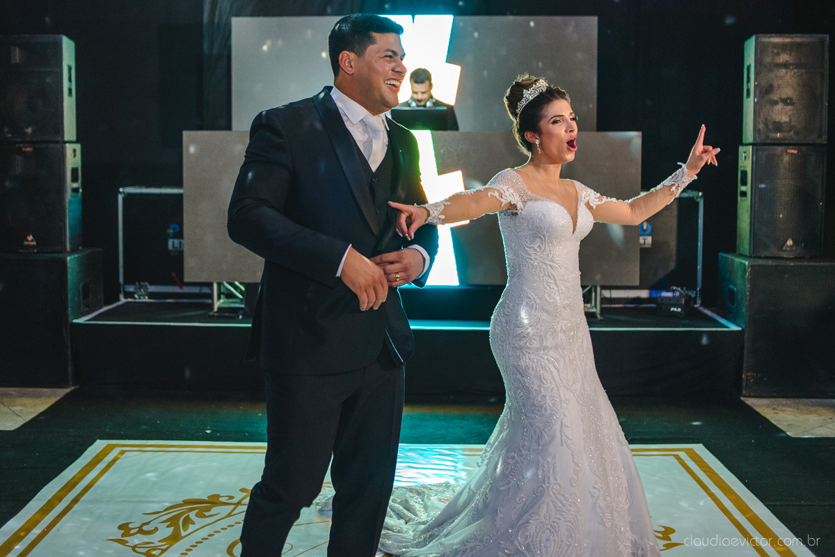 Lindo casamento ao ar livre na chacara flora em serra feito por fotógrafos de casamento de vila velha fotógrafos de casamento de vitória espirito santo es com noivo noiva buquê e vestido de noiva carmelita e por do sol com ensaio pos wedding em pedra azul