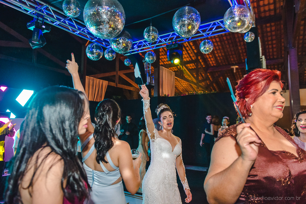 Lindo casamento ao ar livre na chacara flora em serra feito por fotógrafos de casamento de vila velha fotógrafos de casamento de vitória espirito santo es com noivo noiva buquê e vestido de noiva carmelita e por do sol com ensaio pos wedding em pedra azul