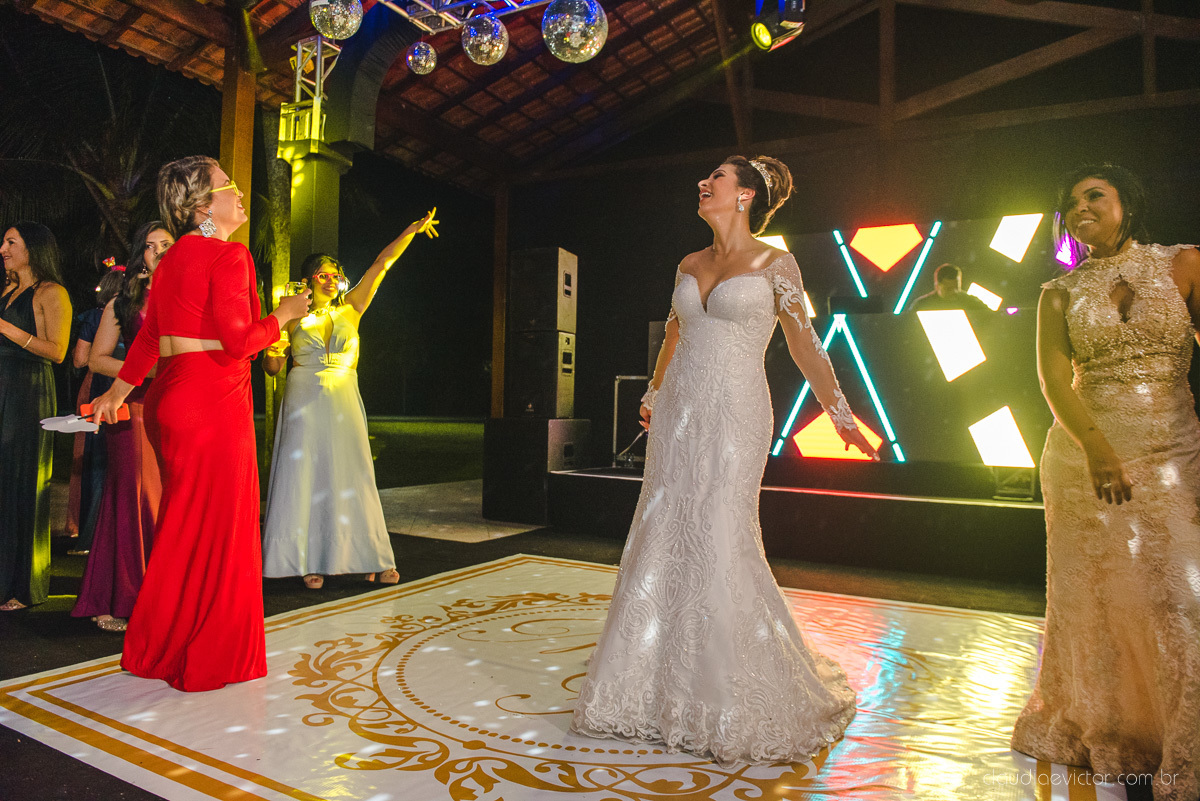 Lindo casamento ao ar livre na chacara flora em serra feito por fotógrafos de casamento de vila velha fotógrafos de casamento de vitória espirito santo es com noivo noiva buquê e vestido de noiva carmelita e por do sol com ensaio pos wedding em pedra azul