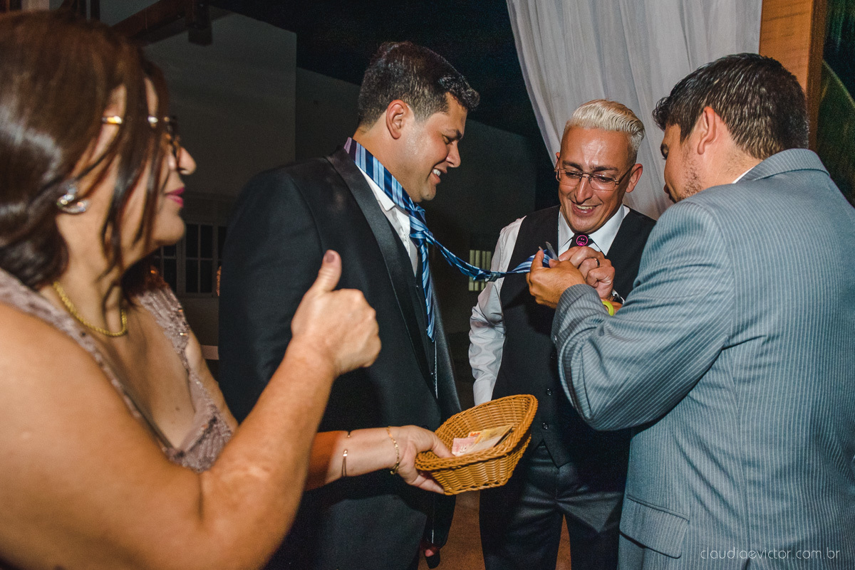 Lindo casamento ao ar livre na chacara flora em serra feito por fotógrafos de casamento de vila velha fotógrafos de casamento de vitória espirito santo es com noivo noiva buquê e vestido de noiva carmelita e por do sol com ensaio pos wedding em pedra azul