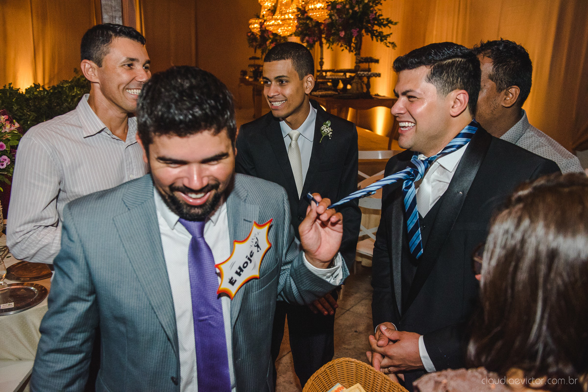 Lindo casamento ao ar livre na chacara flora em serra feito por fotógrafos de casamento de vila velha fotógrafos de casamento de vitória espirito santo es com noivo noiva buquê e vestido de noiva carmelita e por do sol com ensaio pos wedding em pedra azul