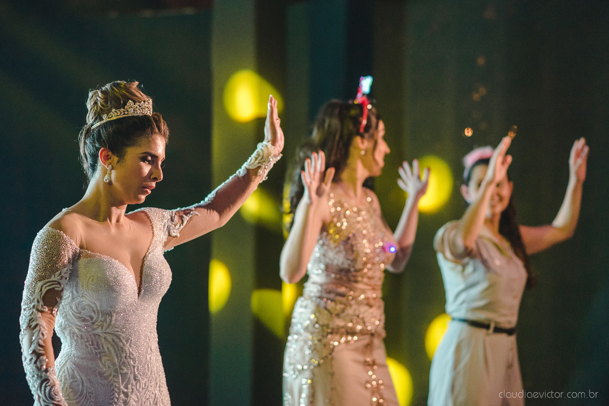 Lindo casamento ao ar livre na chacara flora em serra feito por fotógrafos de casamento de vila velha fotógrafos de casamento de vitória espirito santo es com noivo noiva buquê e vestido de noiva carmelita e por do sol com ensaio pos wedding em pedra azul