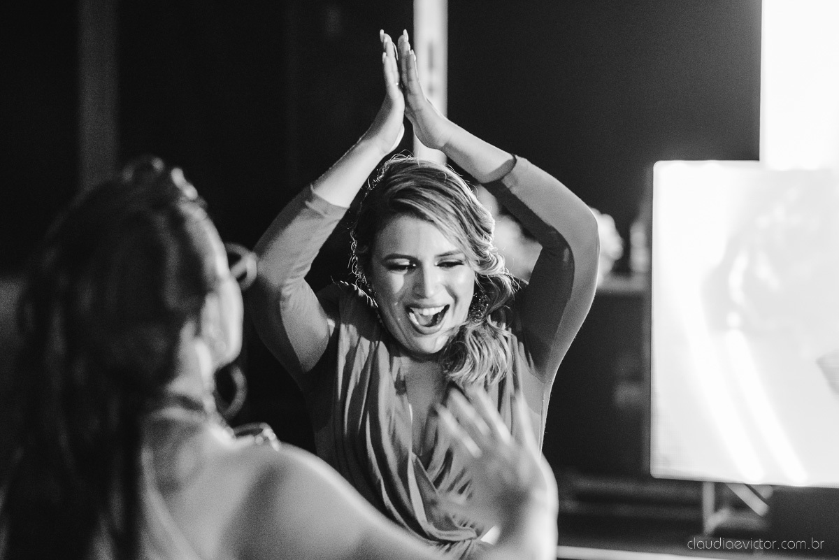 Lindo casamento ao ar livre na chacara flora em serra feito por fotógrafos de casamento de vila velha fotógrafos de casamento de vitória espirito santo es com noivo noiva buquê e vestido de noiva carmelita e por do sol com ensaio pos wedding em pedra azul