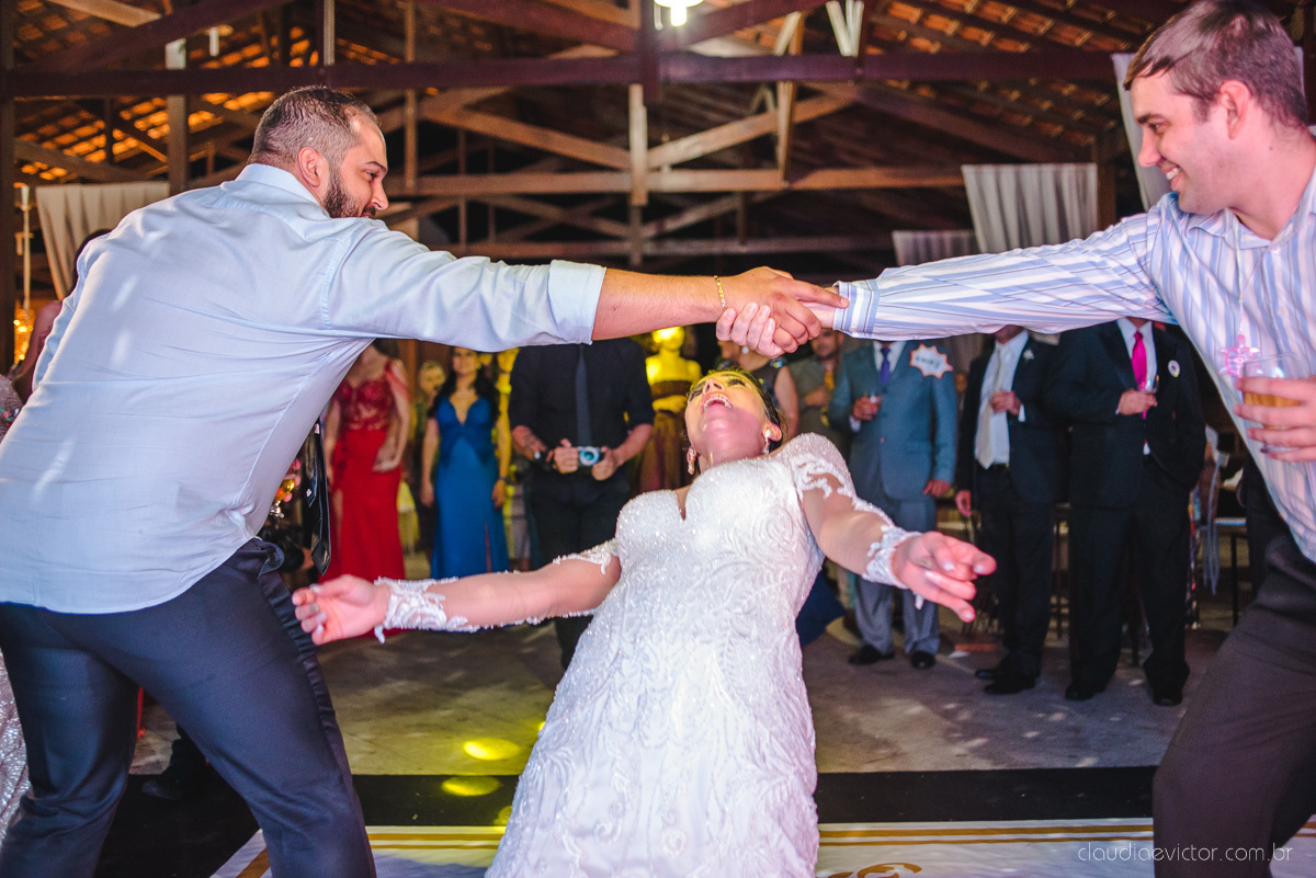 Lindo casamento ao ar livre na chacara flora em serra feito por fotógrafos de casamento de vila velha fotógrafos de casamento de vitória espirito santo es com noivo noiva buquê e vestido de noiva carmelita e por do sol com ensaio pos wedding em pedra azul