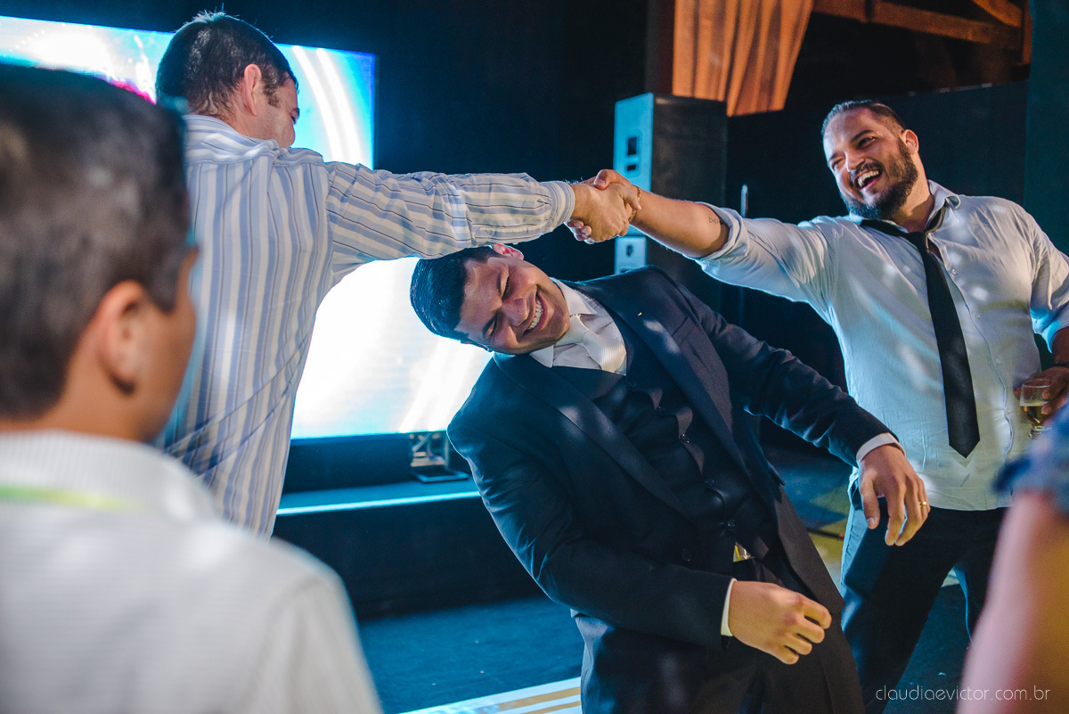 Lindo casamento ao ar livre na chacara flora em serra feito por fotógrafos de casamento de vila velha fotógrafos de casamento de vitória espirito santo es com noivo noiva buquê e vestido de noiva carmelita e por do sol com ensaio pos wedding em pedra azul
