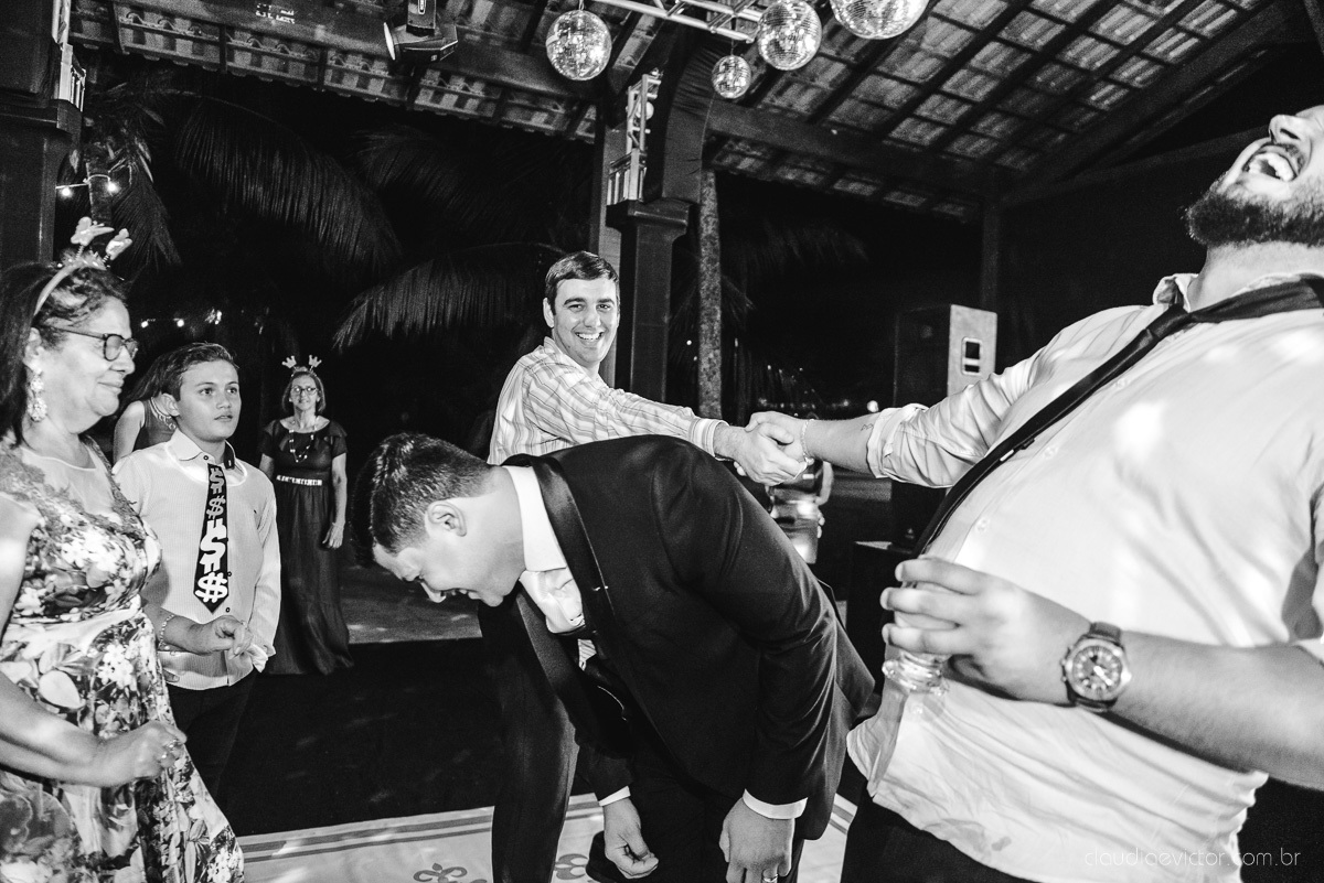 Lindo casamento ao ar livre na chacara flora em serra feito por fotógrafos de casamento de vila velha fotógrafos de casamento de vitória espirito santo es com noivo noiva buquê e vestido de noiva carmelita e por do sol com ensaio pos wedding em pedra azul