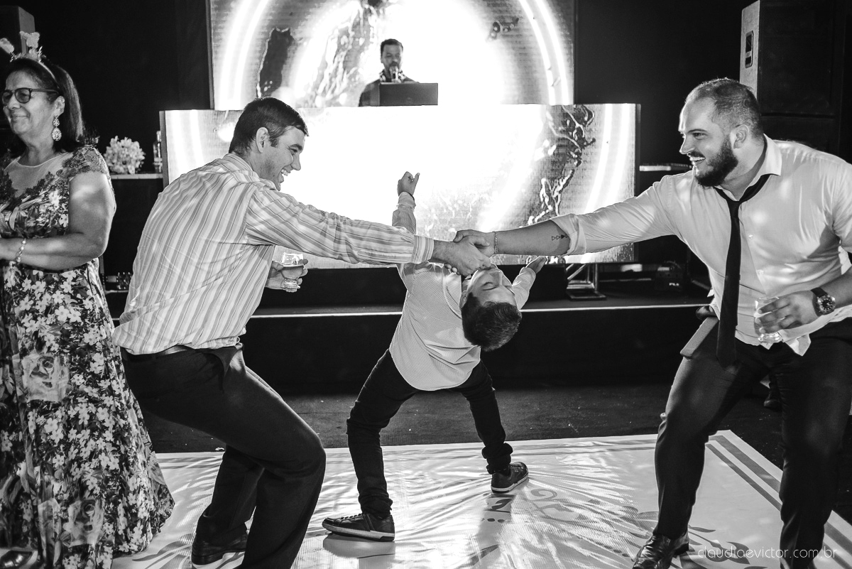 Lindo casamento ao ar livre na chacara flora em serra feito por fotógrafos de casamento de vila velha fotógrafos de casamento de vitória espirito santo es com noivo noiva buquê e vestido de noiva carmelita e por do sol com ensaio pos wedding em pedra azul