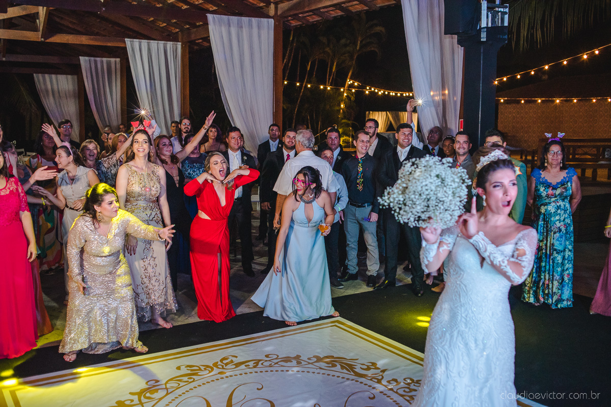 Lindo casamento ao ar livre na chacara flora em serra feito por fotógrafos de casamento de vila velha fotógrafos de casamento de vitória espirito santo es com noivo noiva buquê e vestido de noiva carmelita e por do sol com ensaio pos wedding em pedra azul