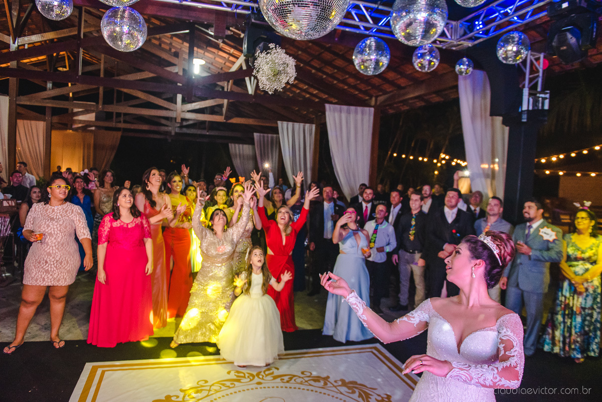 Lindo casamento ao ar livre na chacara flora em serra feito por fotógrafos de casamento de vila velha fotógrafos de casamento de vitória espirito santo es com noivo noiva buquê e vestido de noiva carmelita e por do sol com ensaio pos wedding em pedra azul