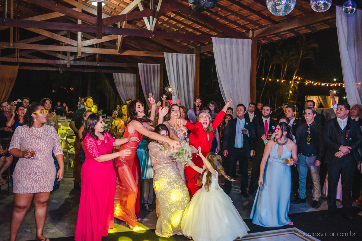Lindo casamento ao ar livre na chacara flora em serra feito por fotógrafos de casamento de vila velha fotógrafos de casamento de vitória espirito santo es com noivo noiva buquê e vestido de noiva carmelita e por do sol com ensaio pos wedding em pedra azul