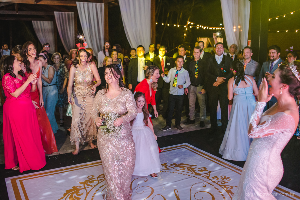 Lindo casamento ao ar livre na chacara flora em serra feito por fotógrafos de casamento de vila velha fotógrafos de casamento de vitória espirito santo es com noivo noiva buquê e vestido de noiva carmelita e por do sol com ensaio pos wedding em pedra azul