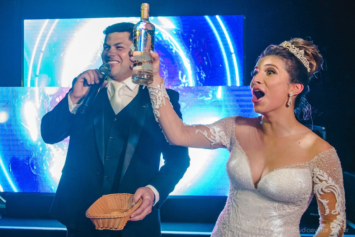 Lindo casamento ao ar livre na chacara flora em serra feito por fotógrafos de casamento de vila velha fotógrafos de casamento de vitória espirito santo es com noivo noiva buquê e vestido de noiva carmelita e por do sol com ensaio pos wedding em pedra azul