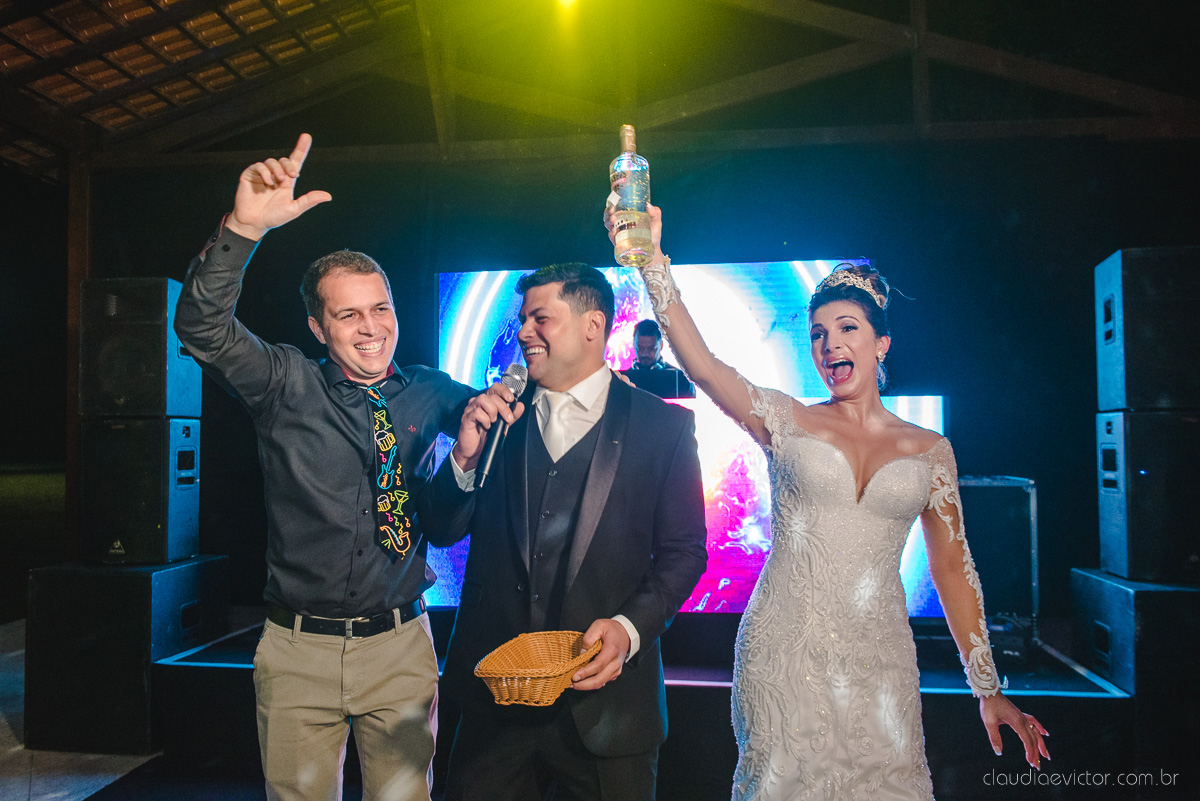 Lindo casamento ao ar livre na chacara flora em serra feito por fotógrafos de casamento de vila velha fotógrafos de casamento de vitória espirito santo es com noivo noiva buquê e vestido de noiva carmelita e por do sol com ensaio pos wedding em pedra azul