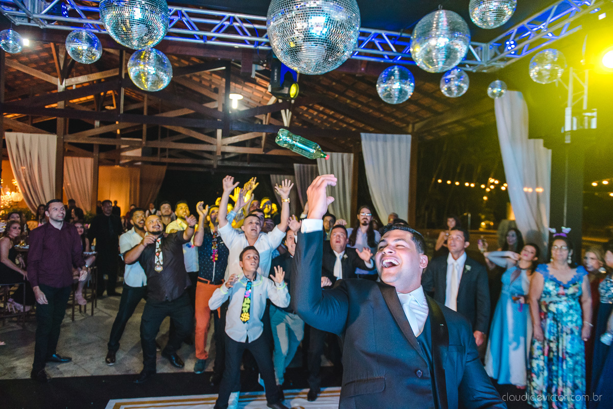 Lindo casamento ao ar livre na chacara flora em serra feito por fotógrafos de casamento de vila velha fotógrafos de casamento de vitória espirito santo es com noivo noiva buquê e vestido de noiva carmelita e por do sol com ensaio pos wedding em pedra azul