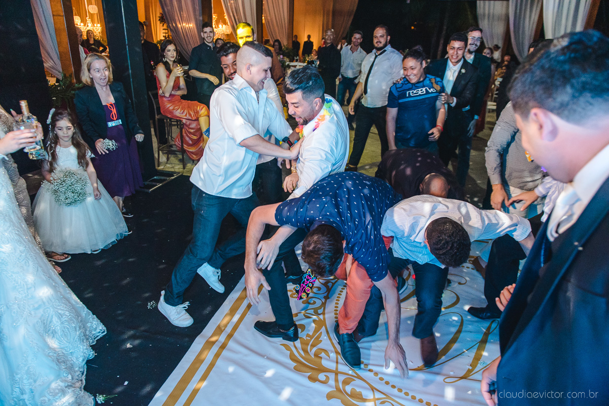 Lindo casamento ao ar livre na chacara flora em serra feito por fotógrafos de casamento de vila velha fotógrafos de casamento de vitória espirito santo es com noivo noiva buquê e vestido de noiva carmelita e por do sol com ensaio pos wedding em pedra azul