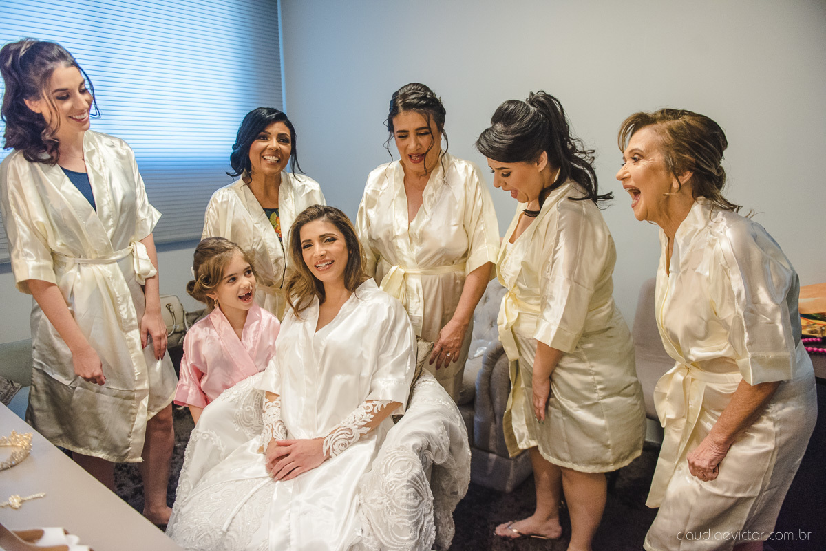 Lindo casamento ao ar livre na chacara flora em serra feito por fotógrafos de casamento de vila velha fotógrafos de casamento de vitória espirito santo es com noivo noiva buquê e vestido de noiva carmelita e por do sol com ensaio pos wedding em pedra azul