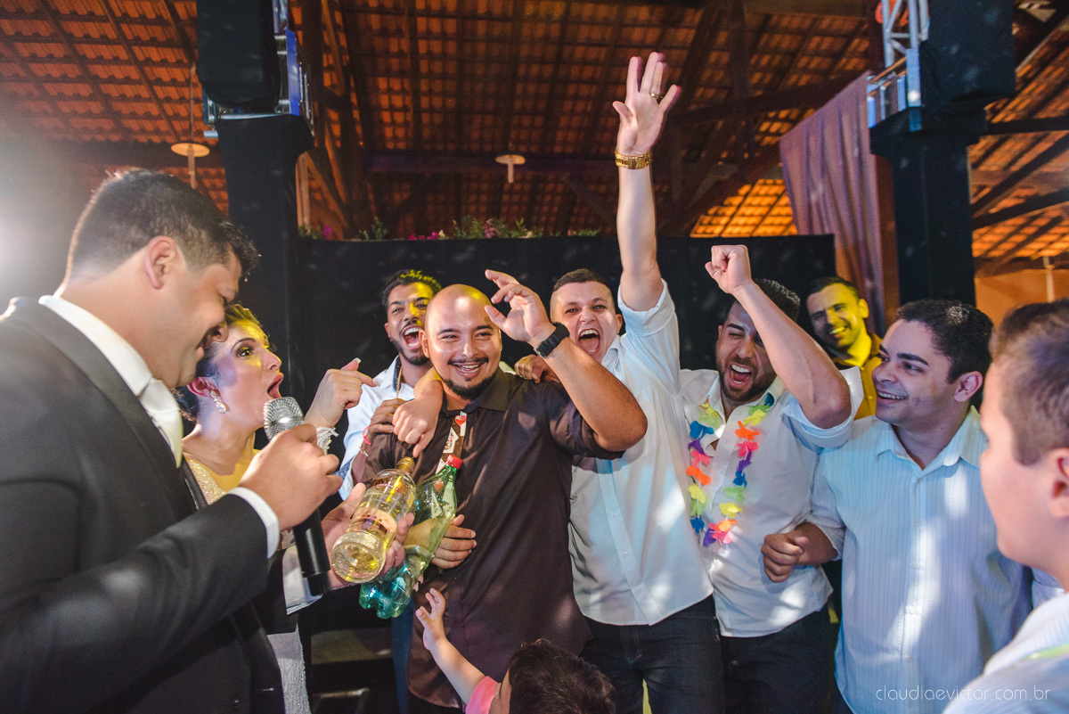Lindo casamento ao ar livre na chacara flora em serra feito por fotógrafos de casamento de vila velha fotógrafos de casamento de vitória espirito santo es com noivo noiva buquê e vestido de noiva carmelita e por do sol com ensaio pos wedding em pedra azul