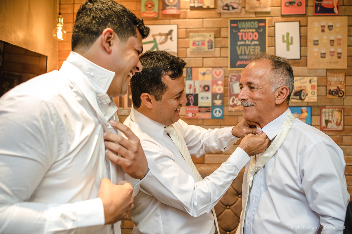 Lindo casamento ao ar livre na chacara flora em serra feito por fotógrafos de casamento de vila velha fotógrafos de casamento de vitória espirito santo es com noivo noiva buquê e vestido de noiva carmelita e por do sol com ensaio pos wedding em pedra azul