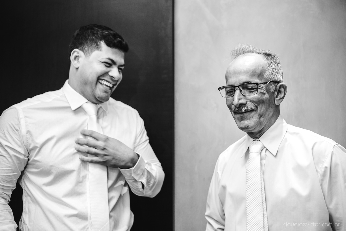 Lindo casamento ao ar livre na chacara flora em serra feito por fotógrafos de casamento de vila velha fotógrafos de casamento de vitória espirito santo es com noivo noiva buquê e vestido de noiva carmelita e por do sol com ensaio pos wedding em pedra azul