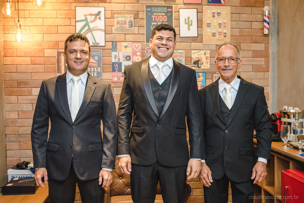 Lindo casamento ao ar livre na chacara flora em serra feito por fotógrafos de casamento de vila velha fotógrafos de casamento de vitória espirito santo es com noivo noiva buquê e vestido de noiva carmelita e por do sol com ensaio pos wedding em pedra azul