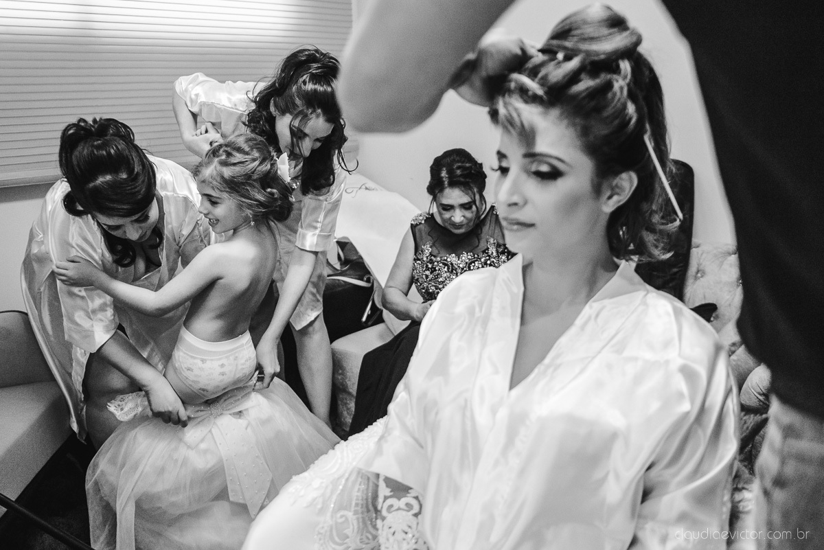 Lindo casamento ao ar livre na chacara flora em serra feito por fotógrafos de casamento de vila velha fotógrafos de casamento de vitória espirito santo es com noivo noiva buquê e vestido de noiva carmelita e por do sol com ensaio pos wedding em pedra azul