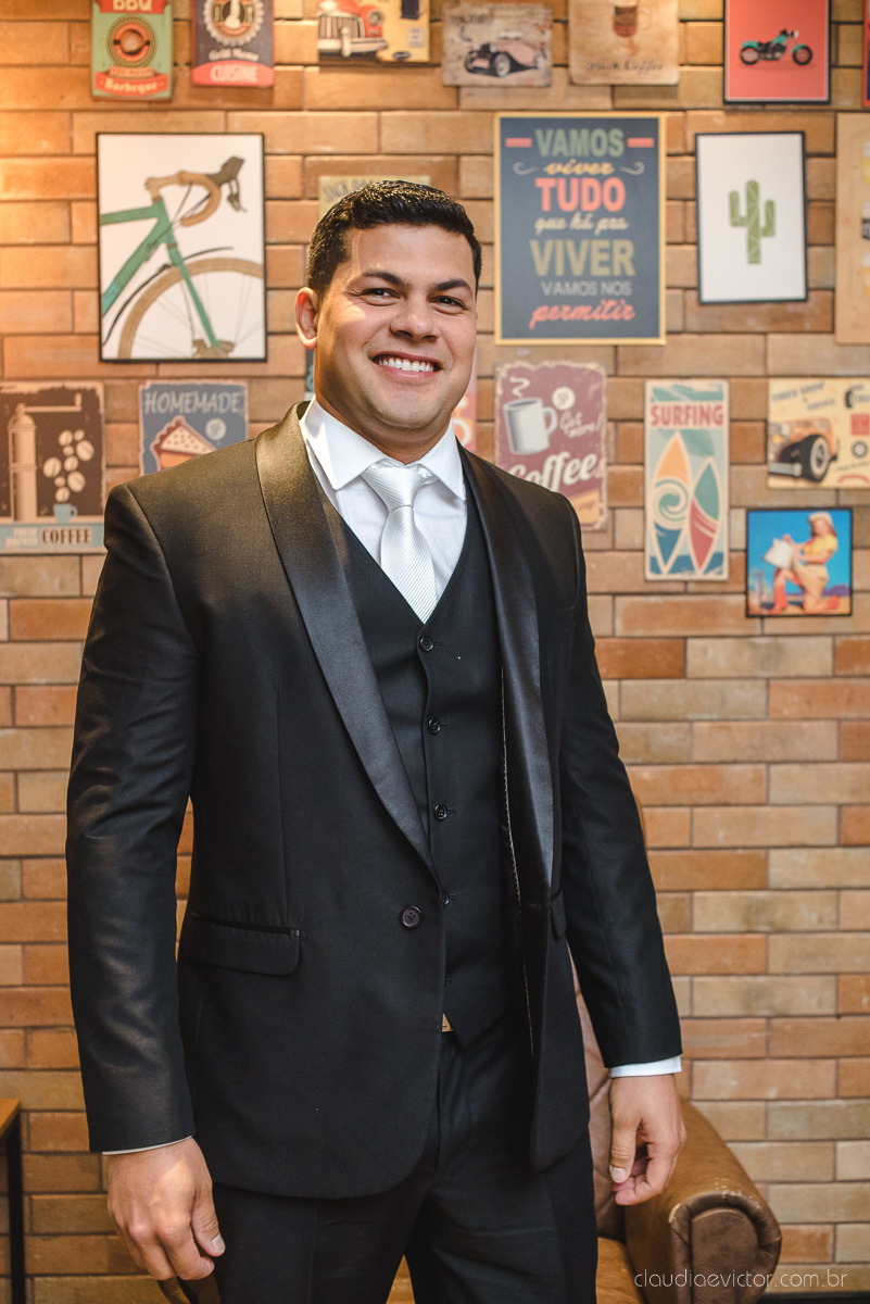 Lindo casamento ao ar livre na chacara flora em serra feito por fotógrafos de casamento de vila velha fotógrafos de casamento de vitória espirito santo es com noivo noiva buquê e vestido de noiva carmelita e por do sol com ensaio pos wedding em pedra azul