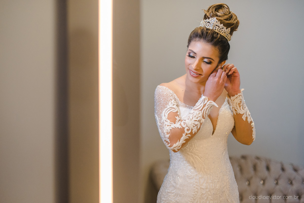 Lindo casamento ao ar livre na chacara flora em serra feito por fotógrafos de casamento de vila velha fotógrafos de casamento de vitória espirito santo es com noivo noiva buquê e vestido de noiva carmelita e por do sol com ensaio pos wedding em pedra azul