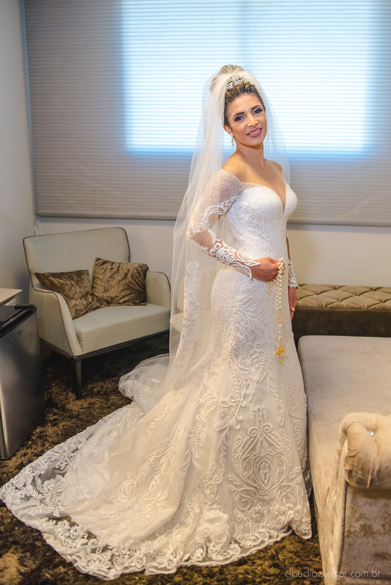 Lindo casamento ao ar livre na chacara flora em serra feito por fotógrafos de casamento de vila velha fotógrafos de casamento de vitória espirito santo es com noivo noiva buquê e vestido de noiva carmelita e por do sol com ensaio pos wedding em pedra azul