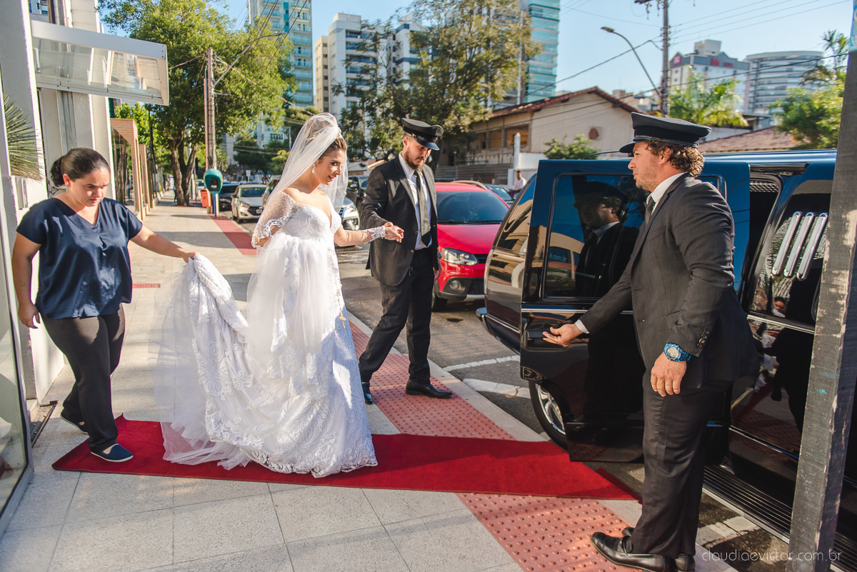 Lindo casamento ao ar livre na chacara flora em serra feito por fotógrafos de casamento de vila velha fotógrafos de casamento de vitória espirito santo es com noivo noiva buquê e vestido de noiva carmelita e por do sol com ensaio pos wedding em pedra azul