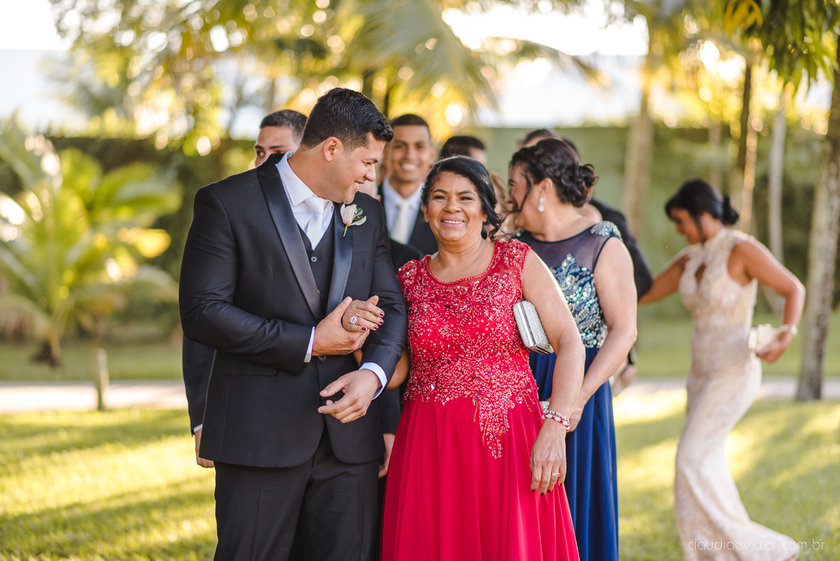Lindo casamento ao ar livre na chacara flora em serra feito por fotógrafos de casamento de vila velha fotógrafos de casamento de vitória espirito santo es com noivo noiva buquê e vestido de noiva carmelita e por do sol com ensaio pos wedding em pedra azul