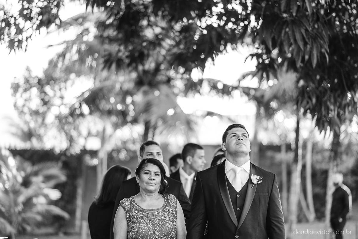 Lindo casamento ao ar livre na chacara flora em serra feito por fotógrafos de casamento de vila velha fotógrafos de casamento de vitória espirito santo es com noivo noiva buquê e vestido de noiva carmelita e por do sol com ensaio pos wedding em pedra azul