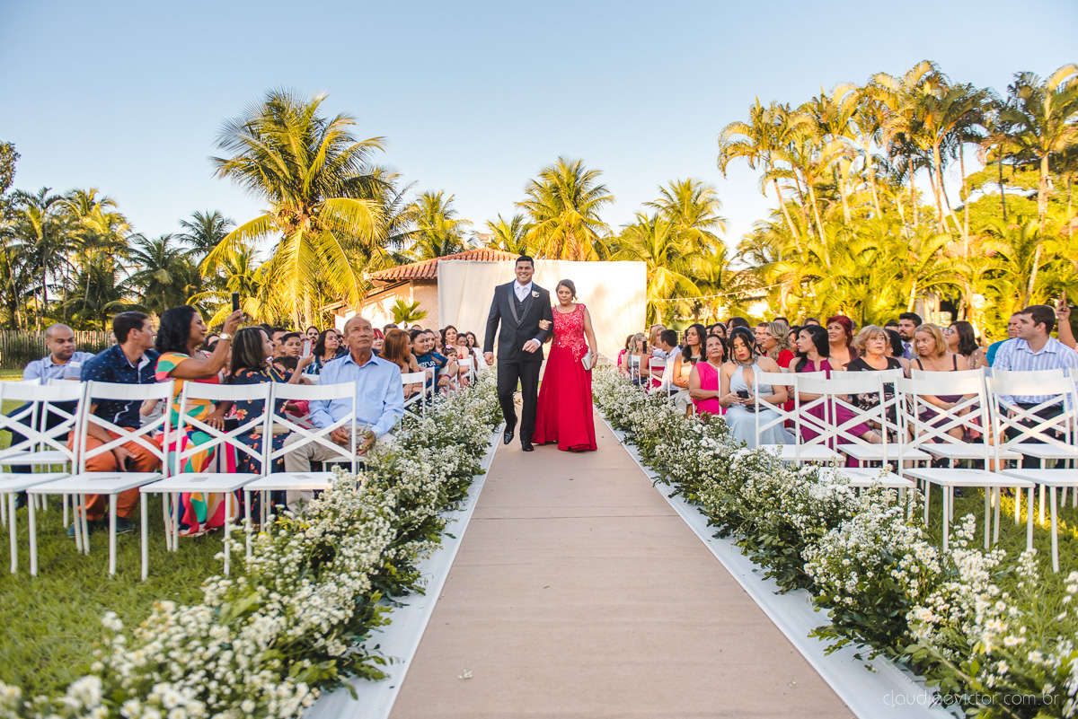 Lindo casamento ao ar livre na chacara flora em serra feito por fotógrafos de casamento de vila velha fotógrafos de casamento de vitória espirito santo es com noivo noiva buquê e vestido de noiva carmelita e por do sol com ensaio pos wedding em pedra azul