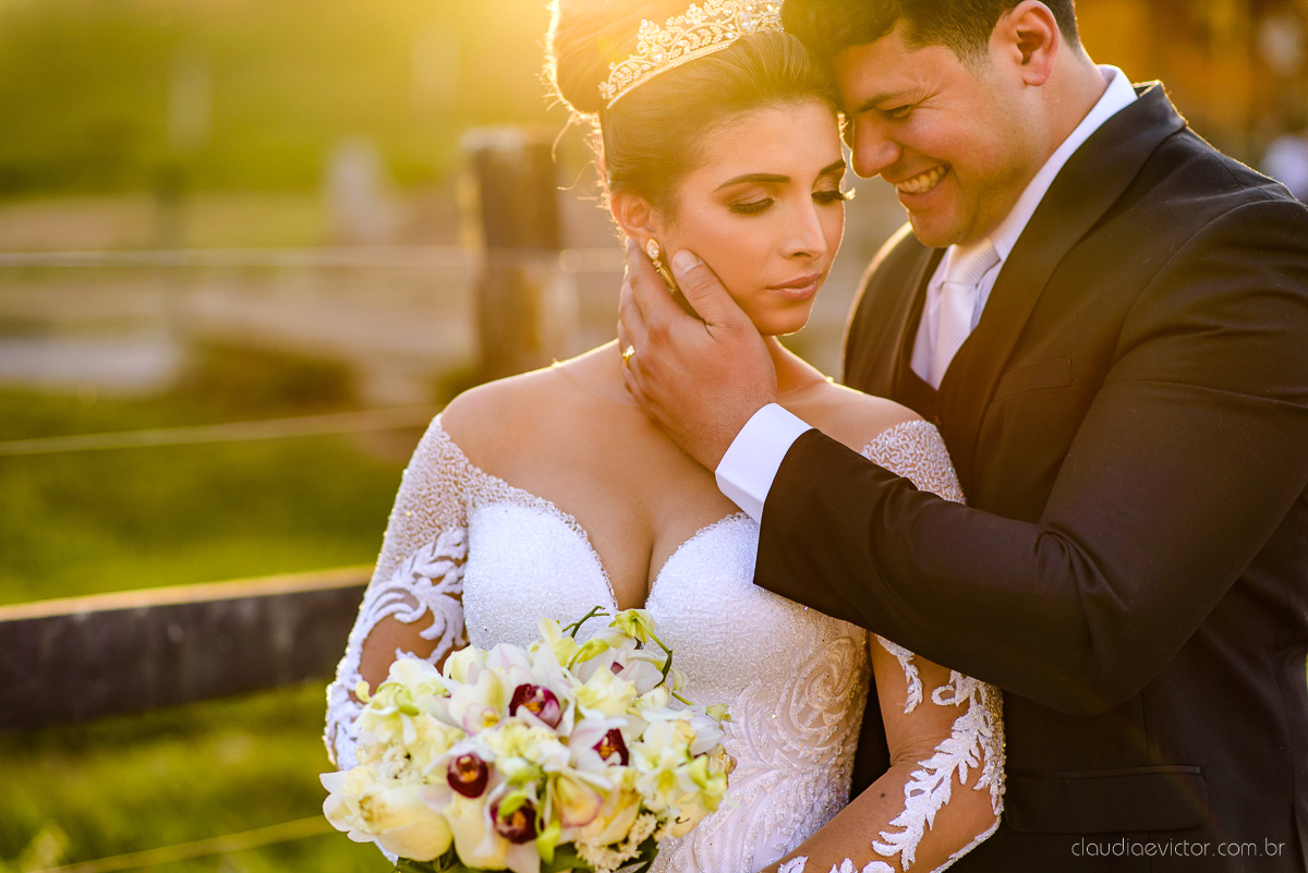 Lindo casamento ao ar livre na chacara flora em serra feito por fotógrafos de casamento de vila velha fotógrafos de casamento de vitória espirito santo es com noivo noiva buquê e vestido de noiva carmelita e por do sol com ensaio pos wedding em pedra azul