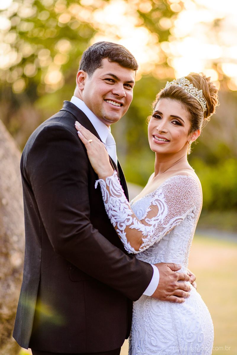 Lindo casamento ao ar livre na chacara flora em serra feito por fotógrafos de casamento de vila velha fotógrafos de casamento de vitória espirito santo es com noivo noiva buquê e vestido de noiva carmelita e por do sol com ensaio pos wedding em pedra azul