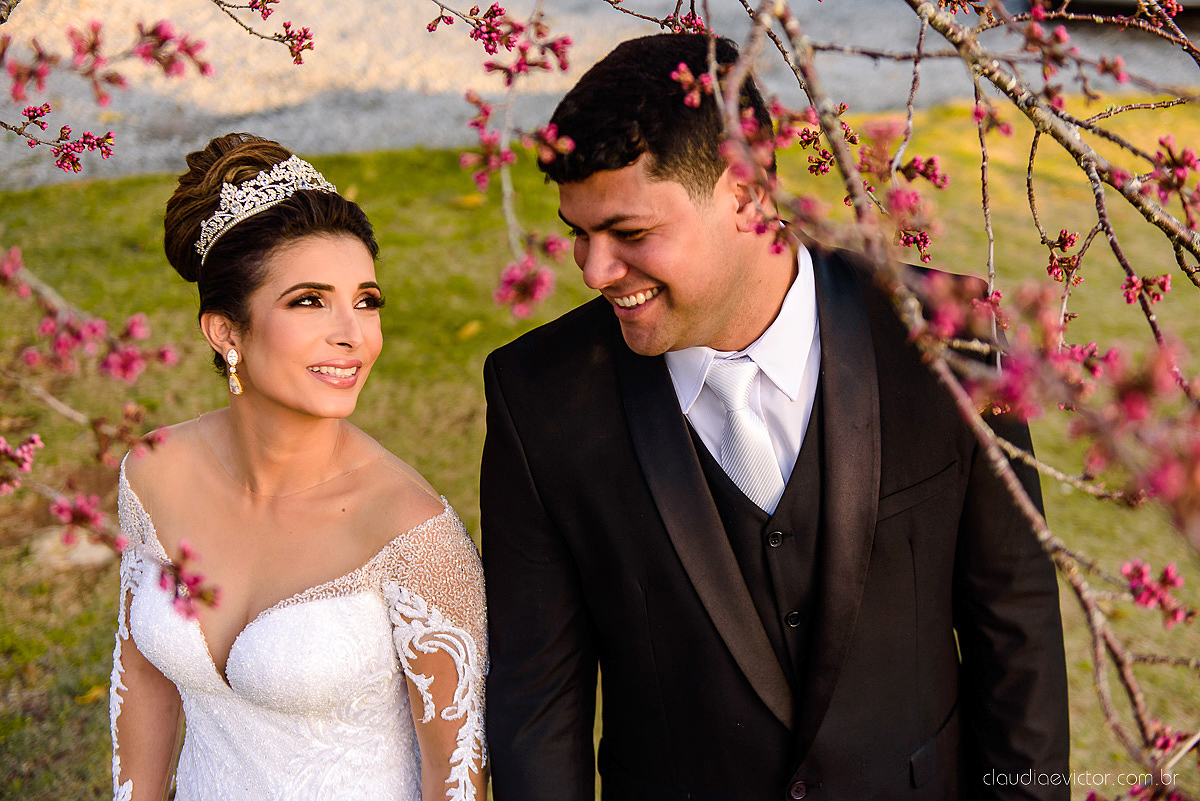 Lindo casamento ao ar livre na chacara flora em serra feito por fotógrafos de casamento de vila velha fotógrafos de casamento de vitória espirito santo es com noivo noiva buquê e vestido de noiva carmelita e por do sol com ensaio pos wedding em pedra azul