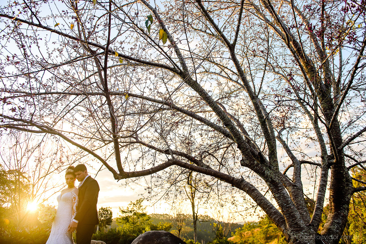 Lindo casamento ao ar livre na chacara flora em serra feito por fotógrafos de casamento de vila velha fotógrafos de casamento de vitória espirito santo es com noivo noiva buquê e vestido de noiva carmelita e por do sol com ensaio pos wedding em pedra azul