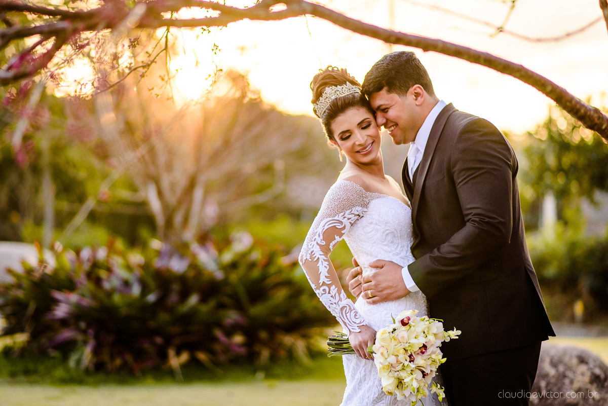 Lindo casamento ao ar livre na chacara flora em serra feito por fotógrafos de casamento de vila velha fotógrafos de casamento de vitória espirito santo es com noivo noiva buquê e vestido de noiva carmelita e por do sol com ensaio pos wedding em pedra azul